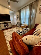 2412 Thornton Rd in Austin, TX - Foto de edificio - Building Photo