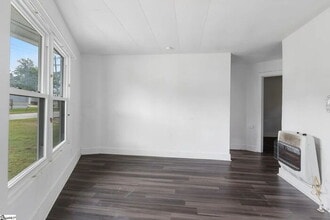 111 N Bell St in Clinton, SC - Building Photo - Building Photo