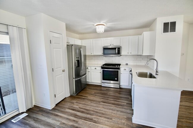 8330 Bruntsfield Rd in Columbus, OH - Building Photo - Building Photo