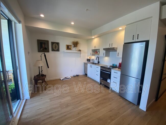 660-660 Cawston Ave in Kelowna, BC - Building Photo - Building Photo