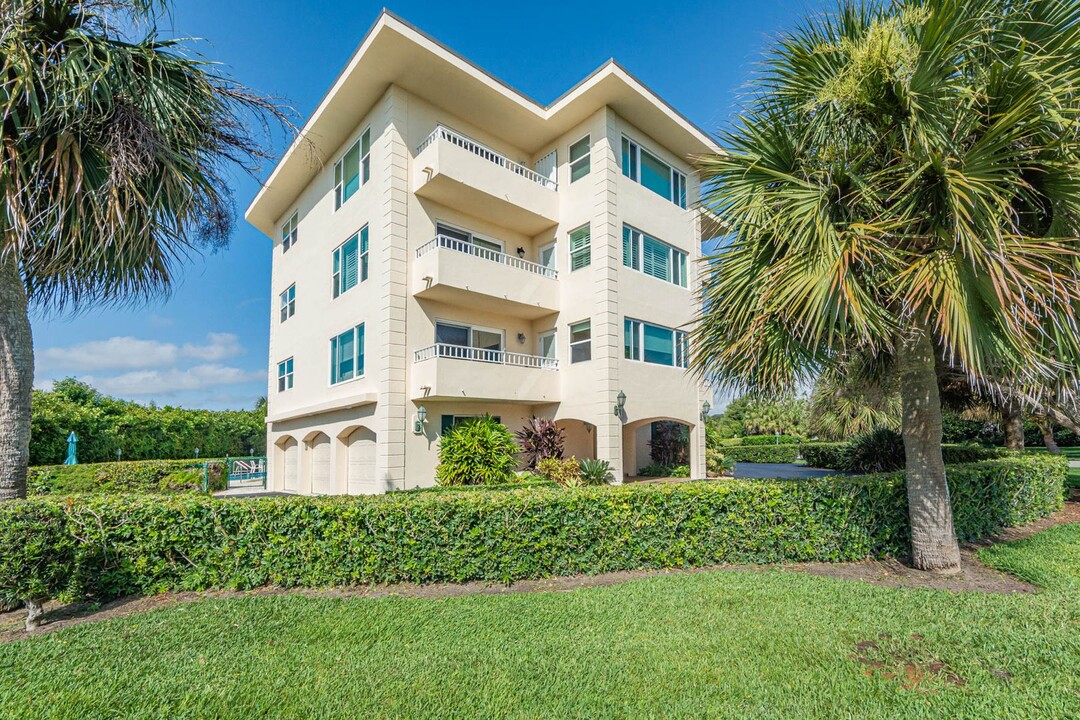 1715 Ocean Dr in Vero Beach, FL - Foto de edificio