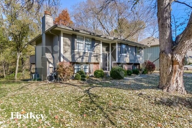 1018 NE Trailwood Dr in Lee's Summit, MO - Building Photo - Building Photo