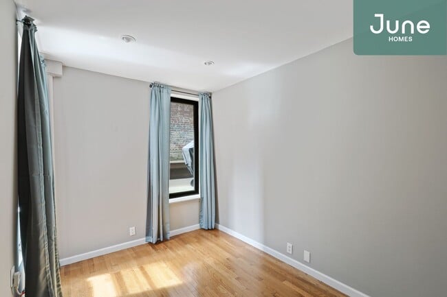 226 E 7th St-Unit -B in New York, NY - Building Photo - Building Photo
