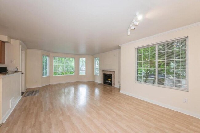 10009 NE 120th Ln in Kirkland, WA - Building Photo - Building Photo