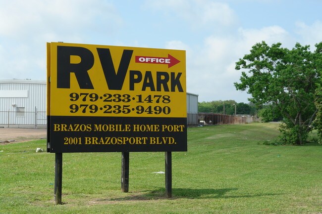 Brazos Mobile Home Port in Freeport, TX - Foto de edificio - Building Photo