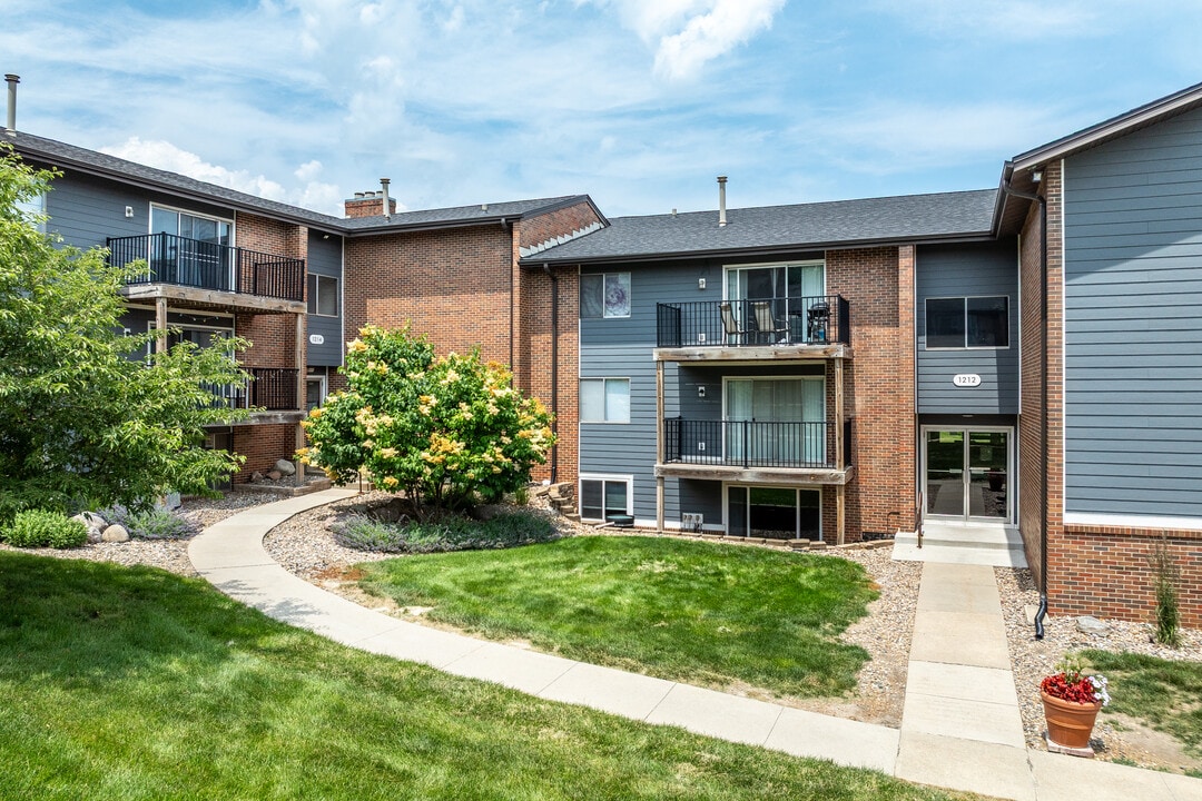 Country Club Village Apartments in West Des Moines, IA - Foto de edificio