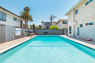 Retro Style Apartment Building with Pool a... in Inglewood, CA - Building Photo