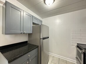 1360 W Touhy Ave in Chicago, IL - Foto de edificio - Building Photo