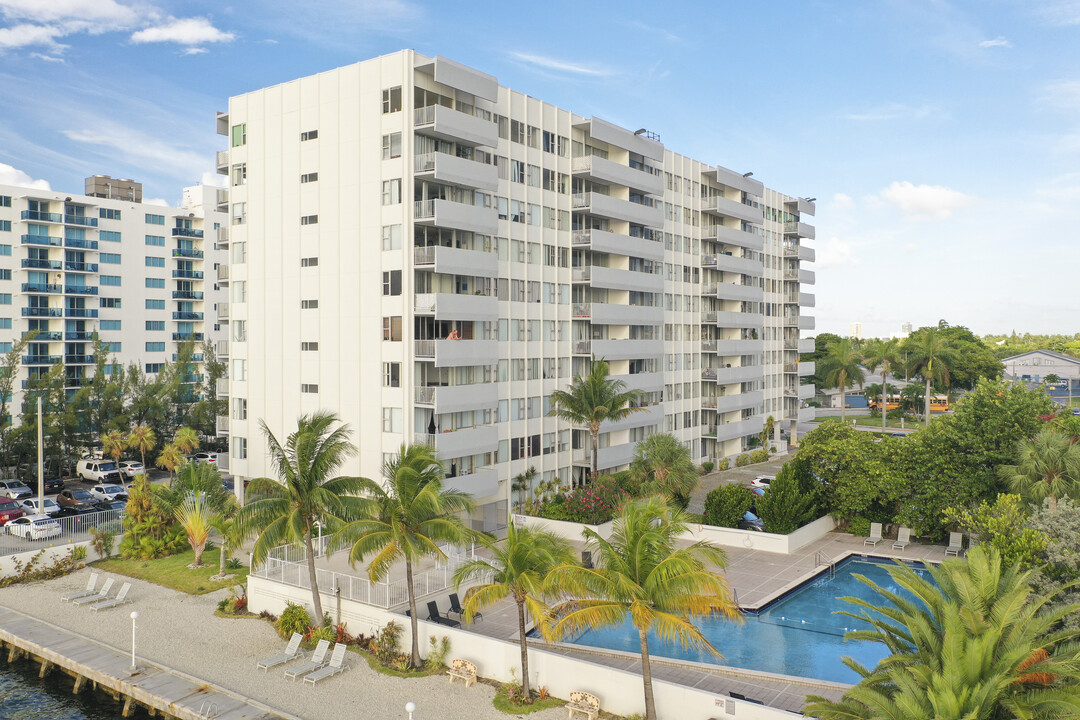 Caribbean Towers Condominium in North Bay Village, FL - Foto de edificio