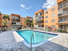 3048 Sunrise Lakes Dr E, Unit 311 in Sunrise, FL - Building Photo
