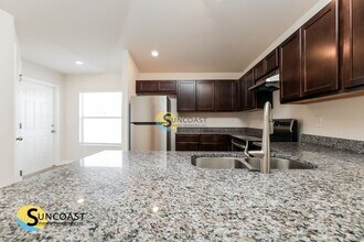 448 Tioga St in Port Charlotte, FL - Foto de edificio - Building Photo