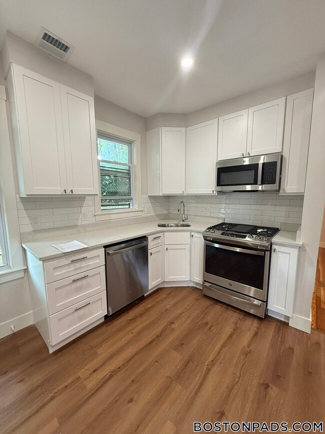 147 E Cottage St in Boston, MA - Building Photo - Building Photo