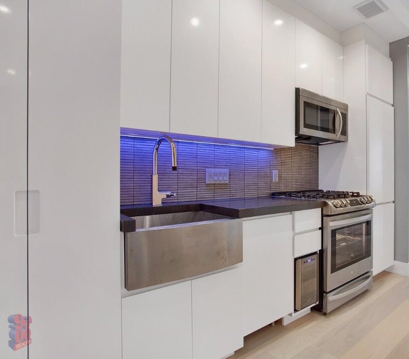 380 E 10th St in New York, NY - Building Photo