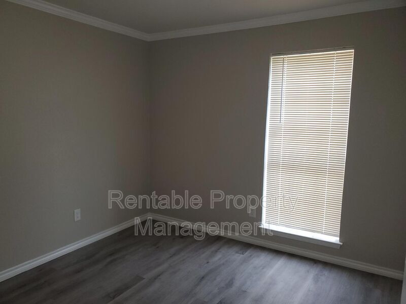 325 Boulder Ct in Burleson, TX - Building Photo
