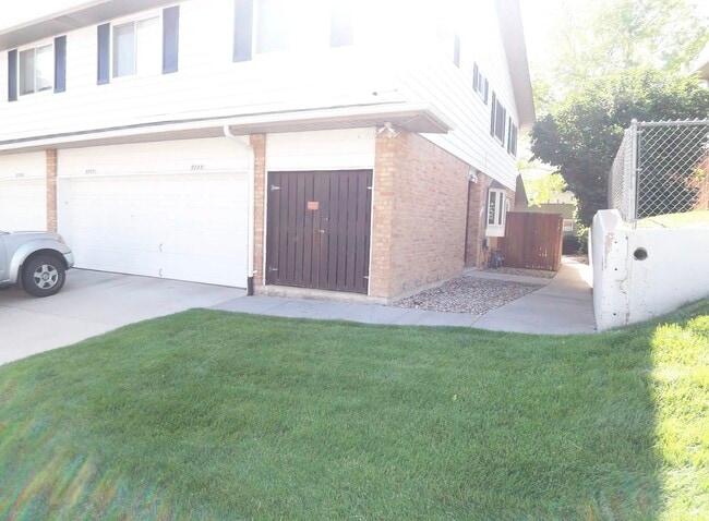9757 Lane St in Thornton, CO - Foto de edificio - Building Photo