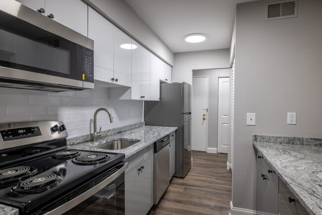 Forest Glen Apartments and Townhomes in Highland Park, NJ - Building Photo - Interior Photo