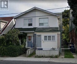 2471 Gerrard St E in Toronto, ON - Building Photo