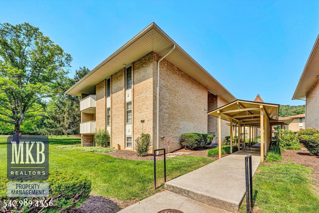 5260 Crossbow Cir in Roanoke, VA - Foto de edificio