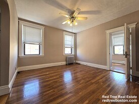 25 Alton Pl, Unit 2R in Brookline, MA - Building Photo
