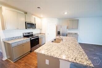 408 Coconut Dr in Bloomingdale, GA - Foto de edificio - Building Photo
