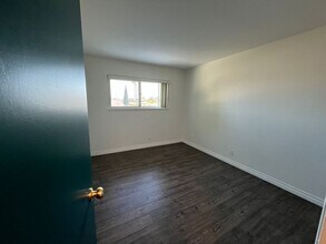 4714 Larwin Ave in Cypress, CA - Foto de edificio - Building Photo