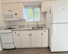 322 NE 6th St-Unit -3 in Hallandale Beach, FL - Building Photo - Building Photo