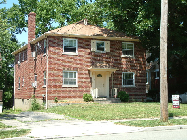 3243 Glenmore Ave in Cincinnati, OH - Foto de edificio - Building Photo