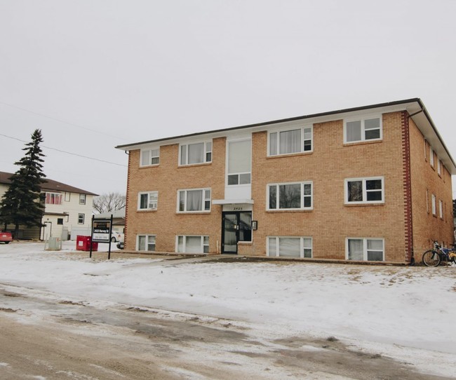 2425 Harvey St in Regina, SK - Building Photo - Other