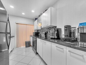2710 Riverside Dr in Coral Springs, FL - Building Photo - Building Photo