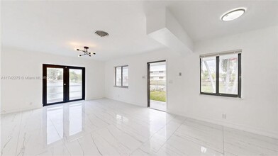 220 SW 8th Ave in Hallandale, FL - Building Photo - Building Photo
