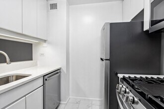 275 Greenwich St-Unit -2F in New York, NY - Building Photo - Building Photo