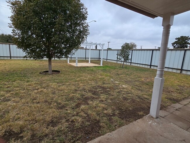 2405 Nabors Ln in Odessa, TX - Foto de edificio - Building Photo