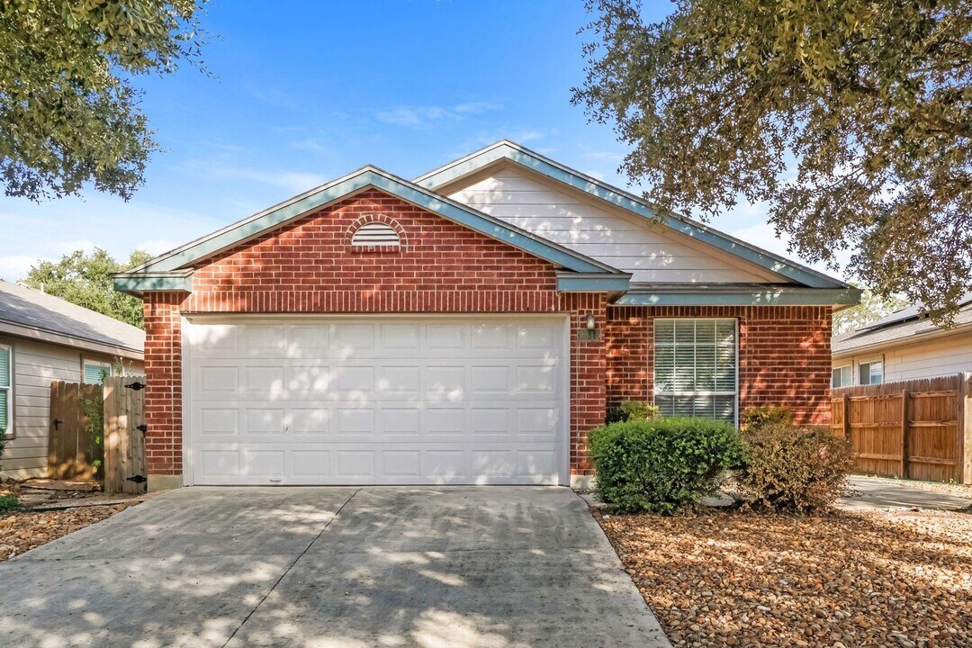 9815 Sandlet Trail in San Antonio, TX - Building Photo