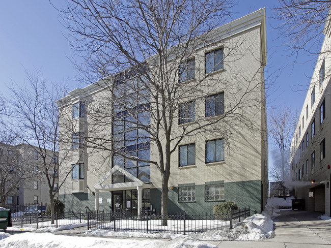 823 N 24th St in Milwaukee, WI - Foto de edificio - Building Photo