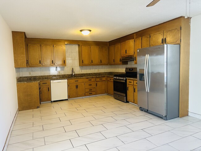 79 Farmington Ave in New Britain, CT - Foto de edificio - Building Photo