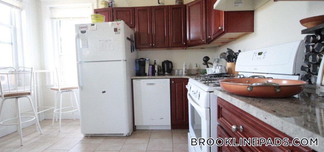 724 Washington St in Brookline, MA - Building Photo