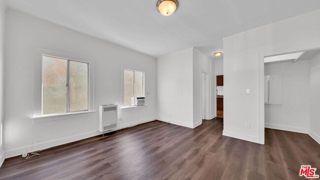 property at 806 W 40th Pl