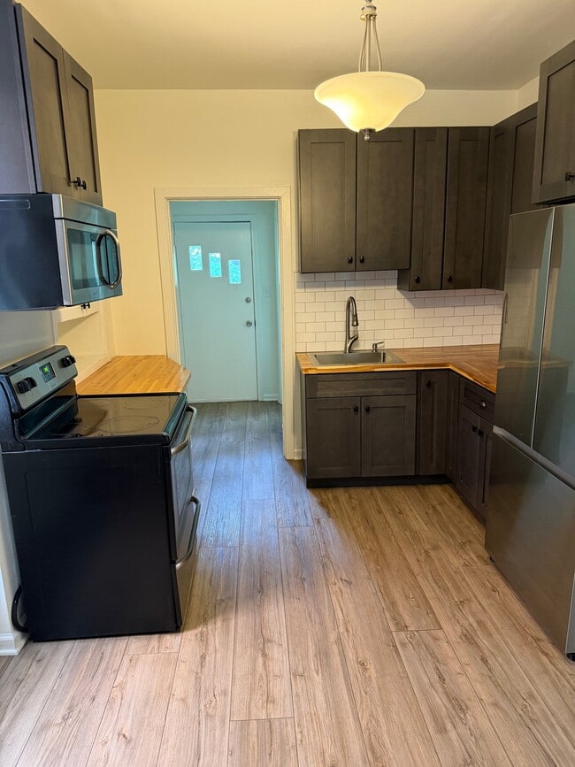 836 Collins St, Unit 1 in Pittsburgh, PA - Building Photo - Building Photo