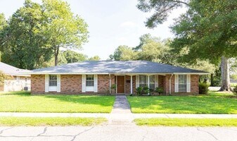302 Robbie St in Denham Springs, LA - Building Photo
