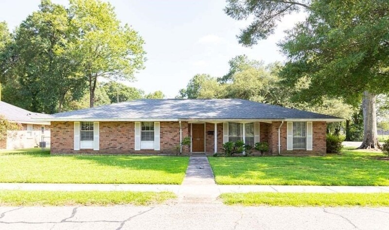 302 Robbie St in Denham Springs, LA - Building Photo