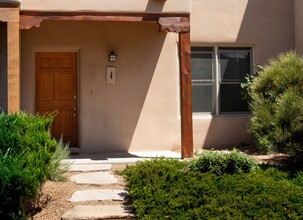 4 Calle Plazuela in Santa Fe, NM - Foto de edificio - Building Photo