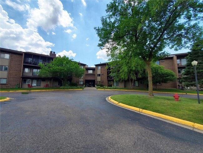 3420 Golfview Dr in Eagan, MN - Building Photo - Building Photo