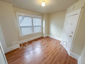 2708 NE Sandy Blvd in Portland, OR - Building Photo - Building Photo