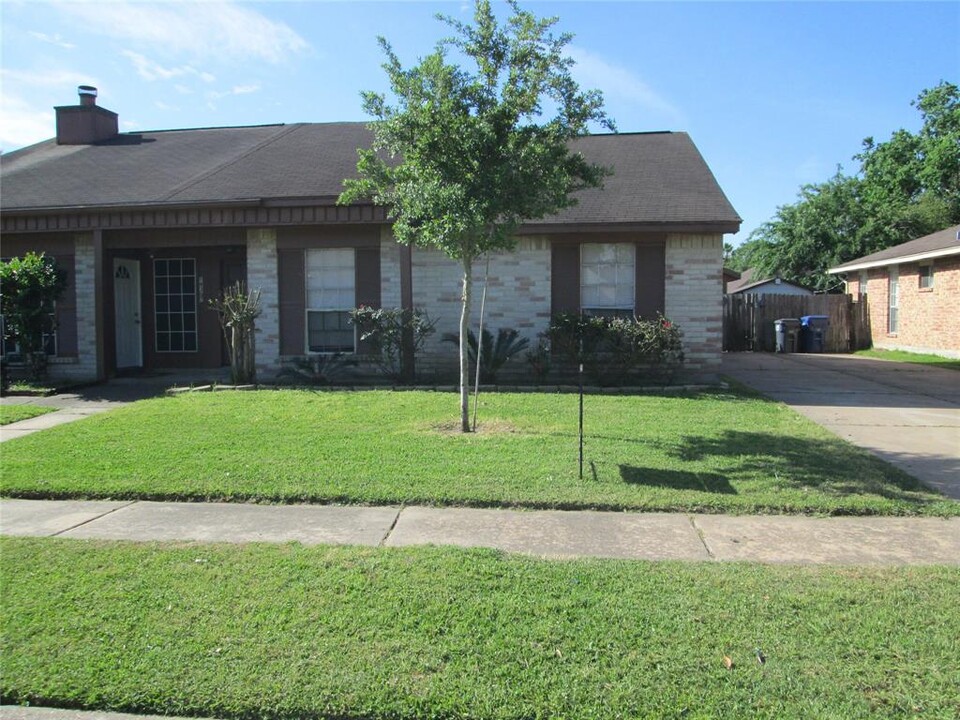 19311 Hollowlog Dr in Katy, TX - Foto de edificio