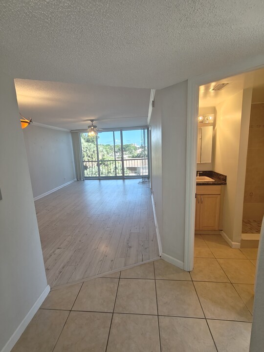 4501 NE 21st Ave, Unit 301 in Fort Lauderdale, FL - Building Photo