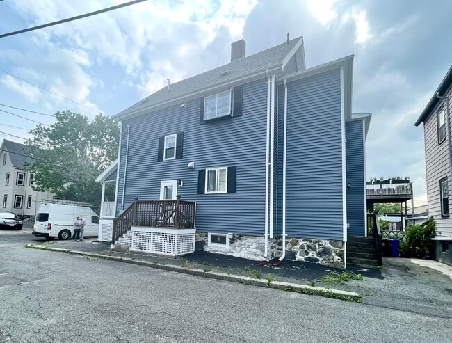 19 Shawmut St, Unit 19 in Malden, MA - Foto de edificio - Building Photo