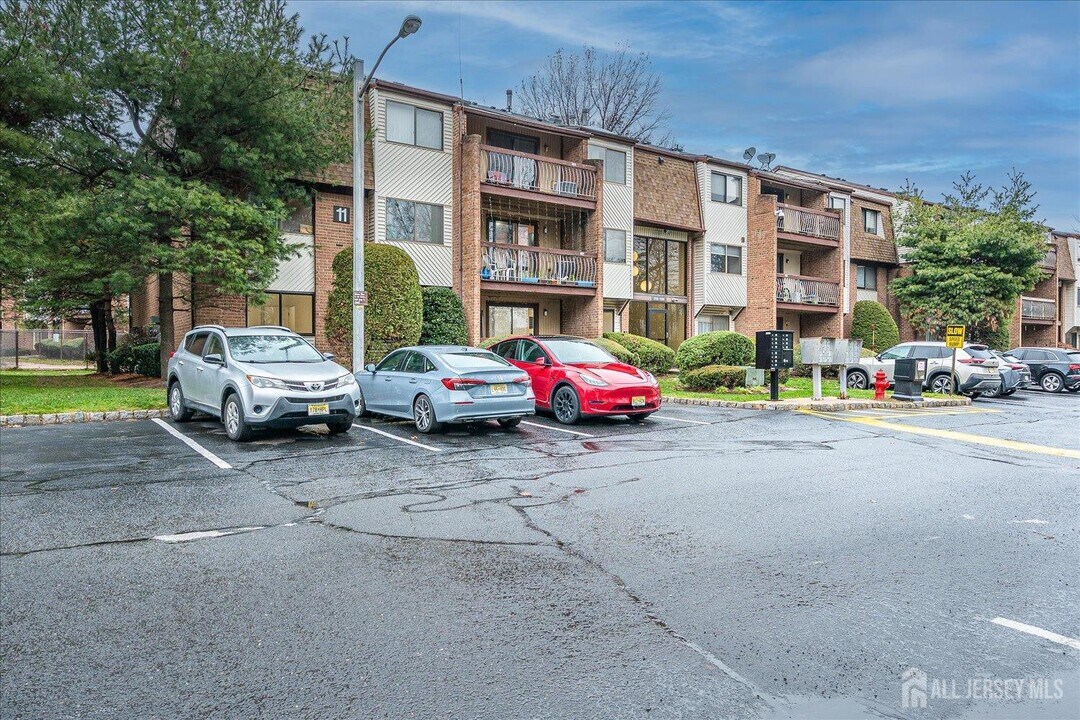 1116 Edison Glen Terrace in Edison, NJ - Building Photo