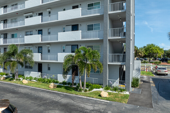 Captain's Quarters in New Smyrna Beach, FL - Building Photo - Building Photo