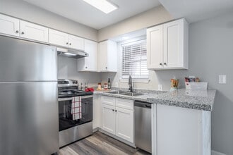 Longfellow Apartments in Beaumont, TX - Building Photo - Interior Photo