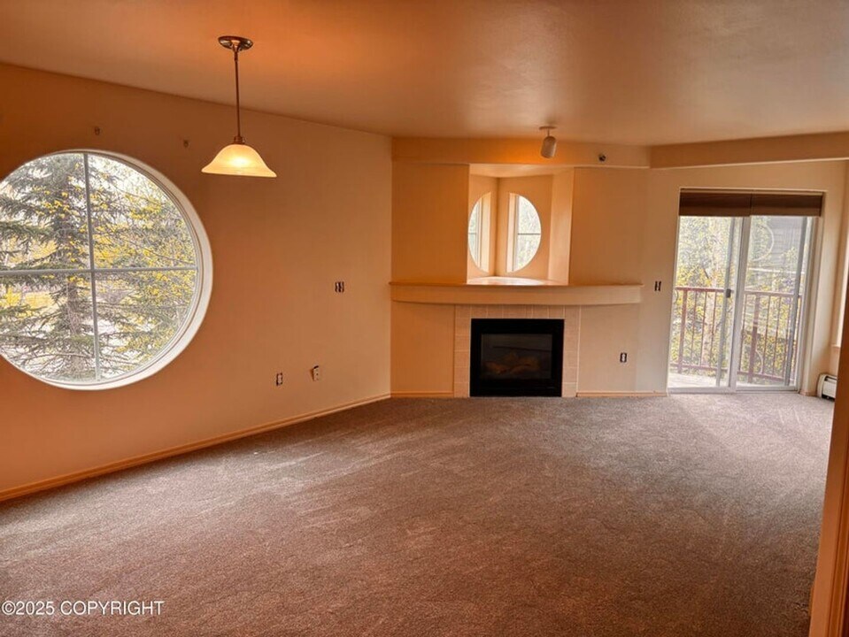 6109 DeBarr Rd in Anchorage, AK - Building Photo